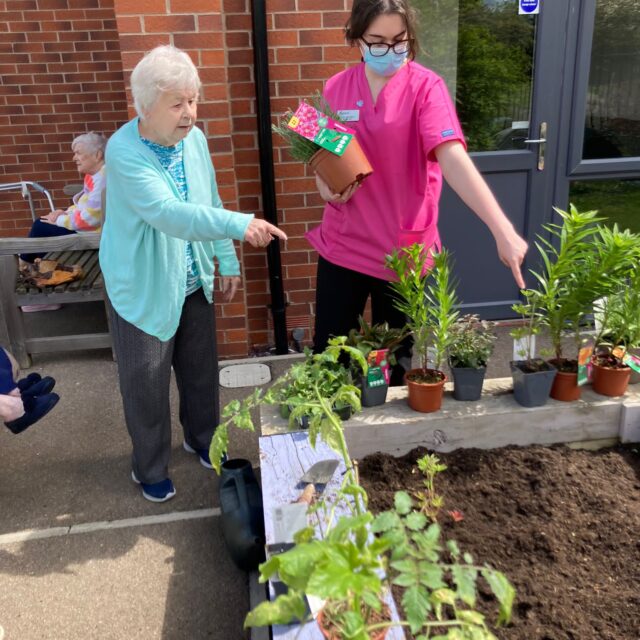 Cloverleaf residents prepare garden for summer