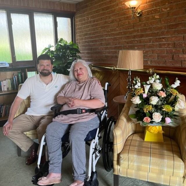 Hunters Creek resident catches up with loved one
