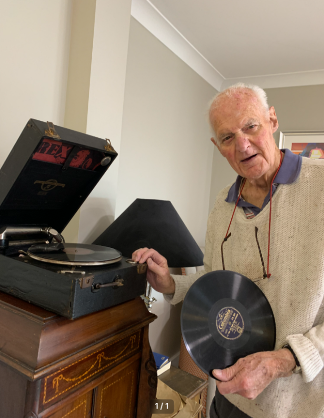 Derek’s Gramophone Fills Sleaford Hall with Nostalgic Joy